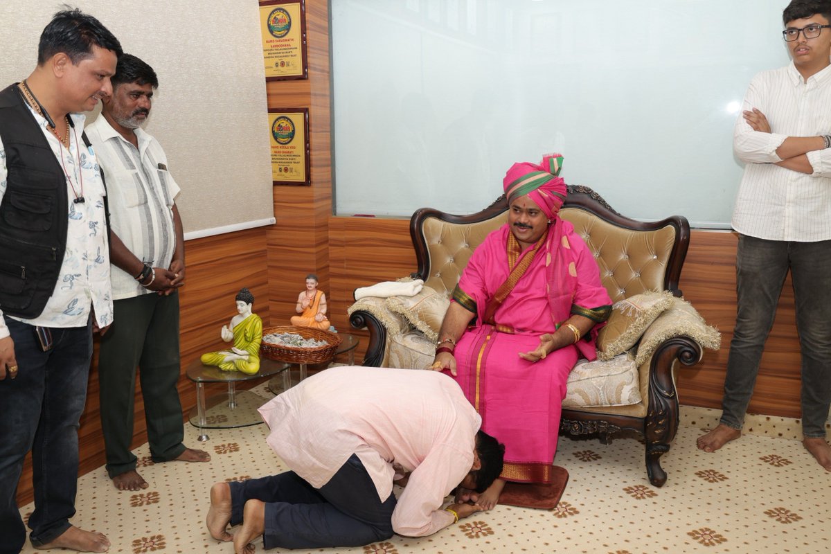 mugalkhodjidaga's tweet photo. Justice Vijaykumar Adagouda Patil visited Jidaga Srimath yesterday and sought the divine blessings of Shri Shivayogi and Poojyashri. He toured the Srimath campus and interacted with the students of Shivayogi Jnana Mandira.

#JidagaMath #mugalkhodjidagamath https://t.co/lRtplGXcaM