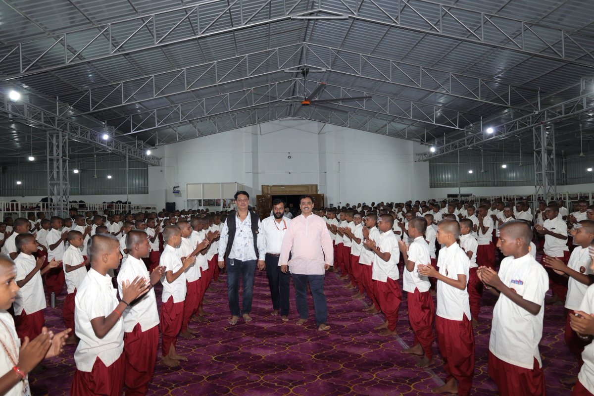 mugalkhodjidaga's tweet photo. Justice Vijaykumar Adagouda Patil visited Jidaga Srimath yesterday and sought the divine blessings of Shri Shivayogi and Poojyashri. He toured the Srimath campus and interacted with the students of Shivayogi Jnana Mandira.

#JidagaMath #mugalkhodjidagamath https://t.co/lRtplGXcaM