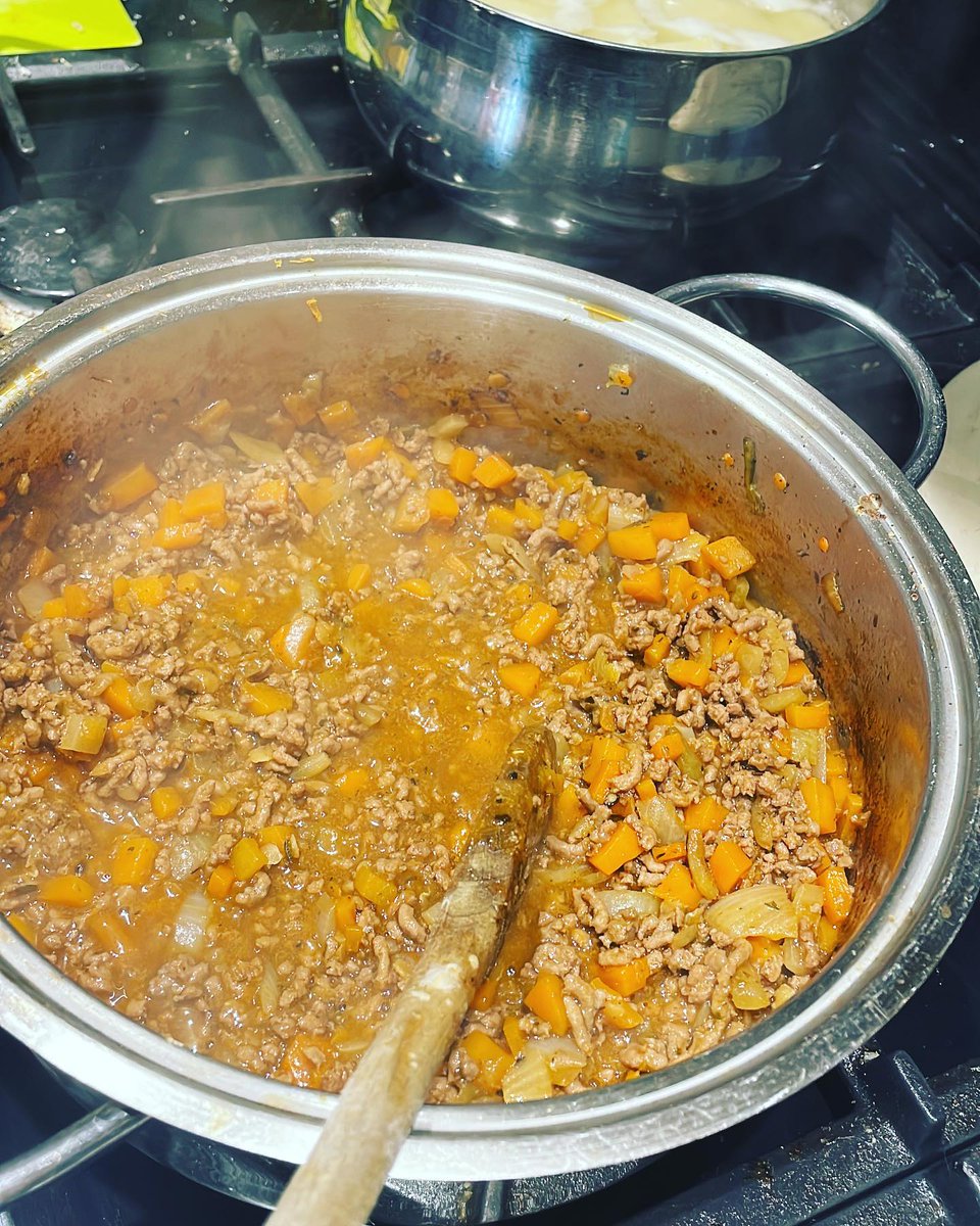MaryaDebenhize's tweet photo. Autumn fare is well underway and so are regular cottage pies (kids fave). This can’t be beaten, almost exactly as my mum used to make, with a few alterations. I like to bulk mine up with some red lentils when softening onions and carrots, thickens https://t.co/bZos02TD6F