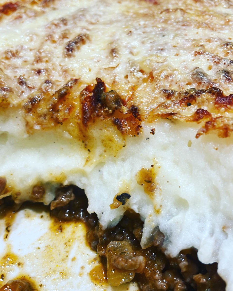 MaryaDebenhize's tweet photo. Autumn fare is well underway and so are regular cottage pies (kids fave). This can’t be beaten, almost exactly as my mum used to make, with a few alterations. I like to bulk mine up with some red lentils when softening onions and carrots, thickens https://t.co/bZos02TD6F