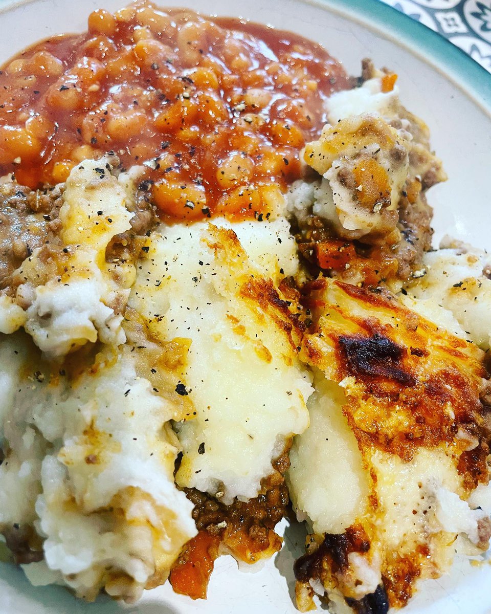 MaryaDebenhize's tweet photo. Autumn fare is well underway and so are regular cottage pies (kids fave). This can’t be beaten, almost exactly as my mum used to make, with a few alterations. I like to bulk mine up with some red lentils when softening onions and carrots, thickens https://t.co/bZos02TD6F