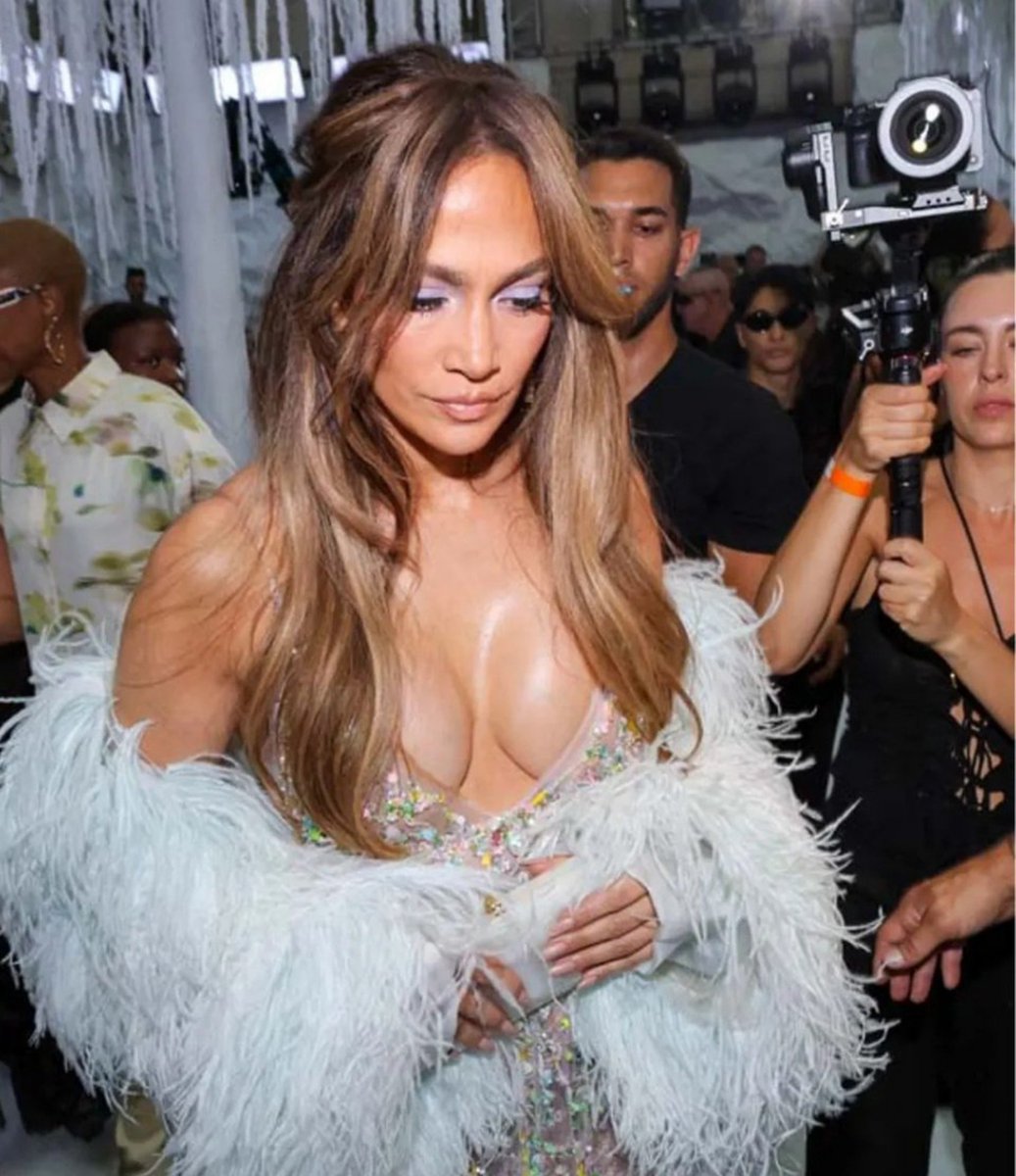 Prettyolderwmn's tweet photo. At 56, Jennifer Lopez is still setting the standard https://t.co/hM9IAMzoXy