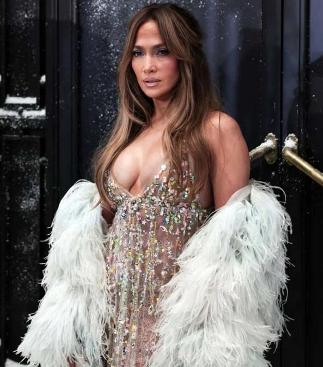Prettyolderwmn's tweet photo. At 56, Jennifer Lopez is still setting the standard https://t.co/hM9IAMzoXy