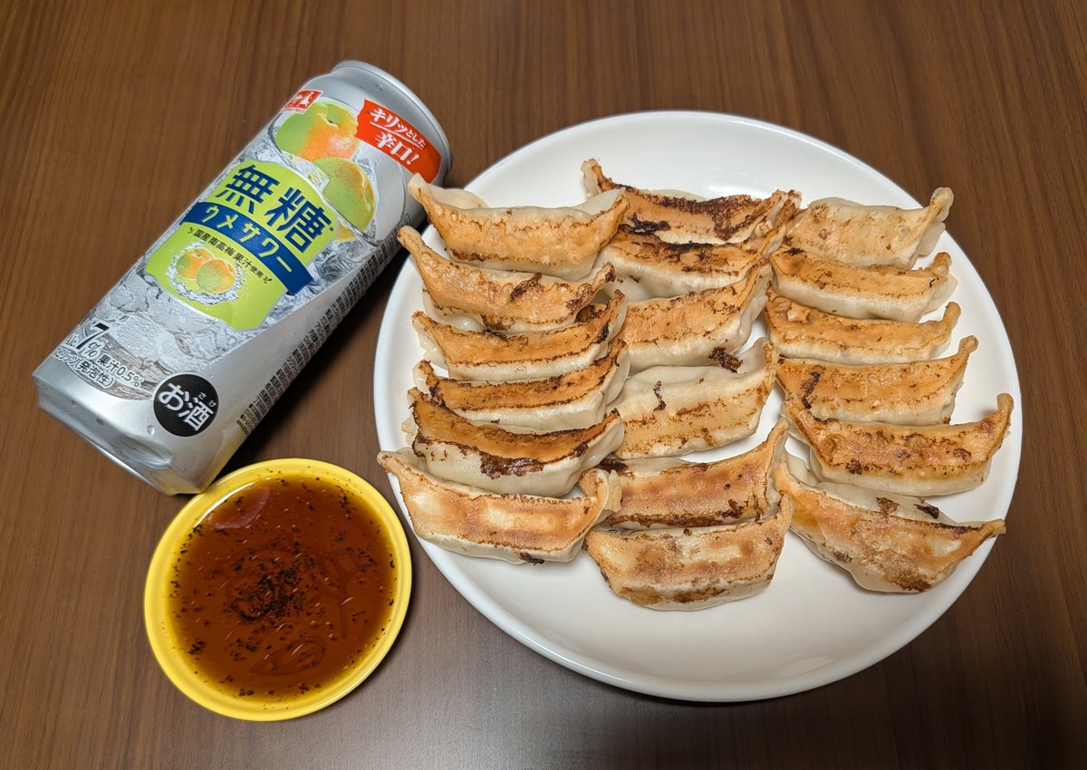 kingsuguru96's tweet photo. 宇都宮餃子を求め並ぶ他県民の方々を
背に生粋の宇都宮市民の私は焼き時間
のみで買えてしまう地元宇都宮民が
愛してやまない正嗣（まさし）の餃子を
テイクアウトして休日至極の家呑み
を致しております🍻✨ https://t.co/M4247qlGR4