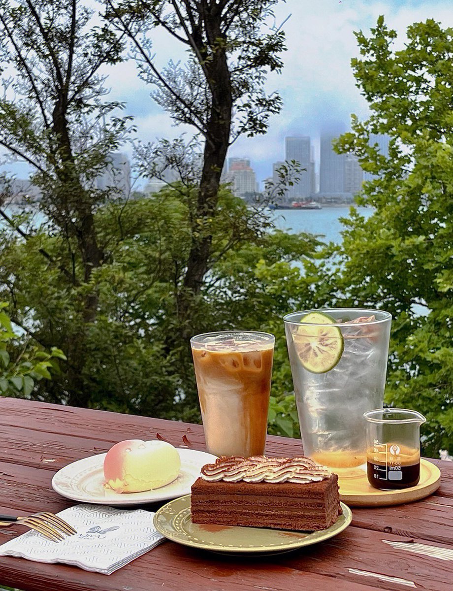 jonas199644's tweet photo. Waking up to warm sunlight streaming through the window, making a lazy weekend breakfast of toast and coffee on the small balcony—this is the perfect kind of cozy at home. https://t.co/F9q5NvWivp