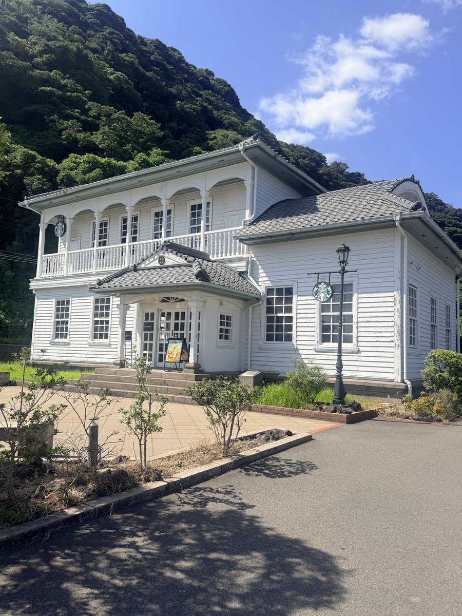 hacci_76543210's tweet photo. 仙巌園駅近くのスタバ☕️
洋館が素敵✨ https://t.co/k0C4MUJ2Nv