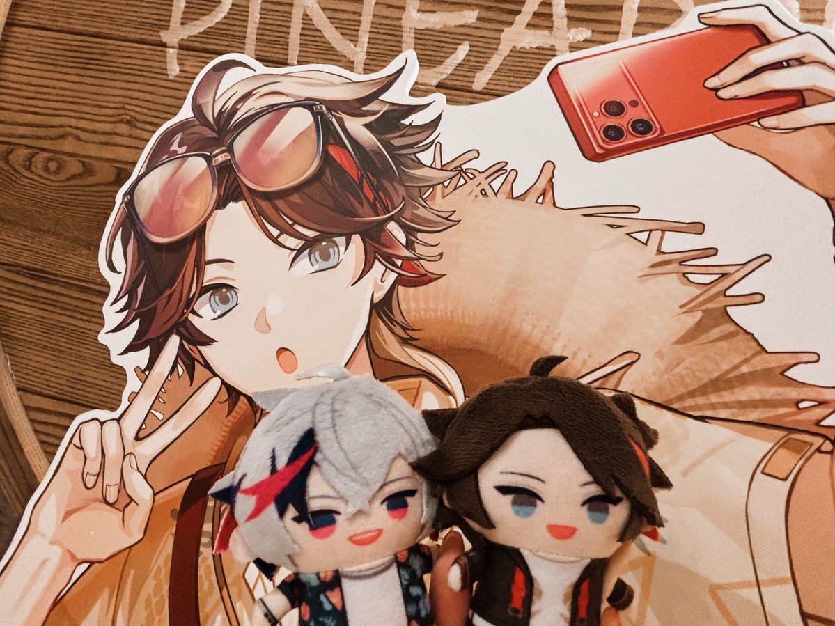 dlizzzd's tweet photo. パイナップルパークで自撮りに混ざるぱぺ撮ってて、前もこんなん撮ったな…と蘇る記憶 https://t.co/K6vYYWOi3A