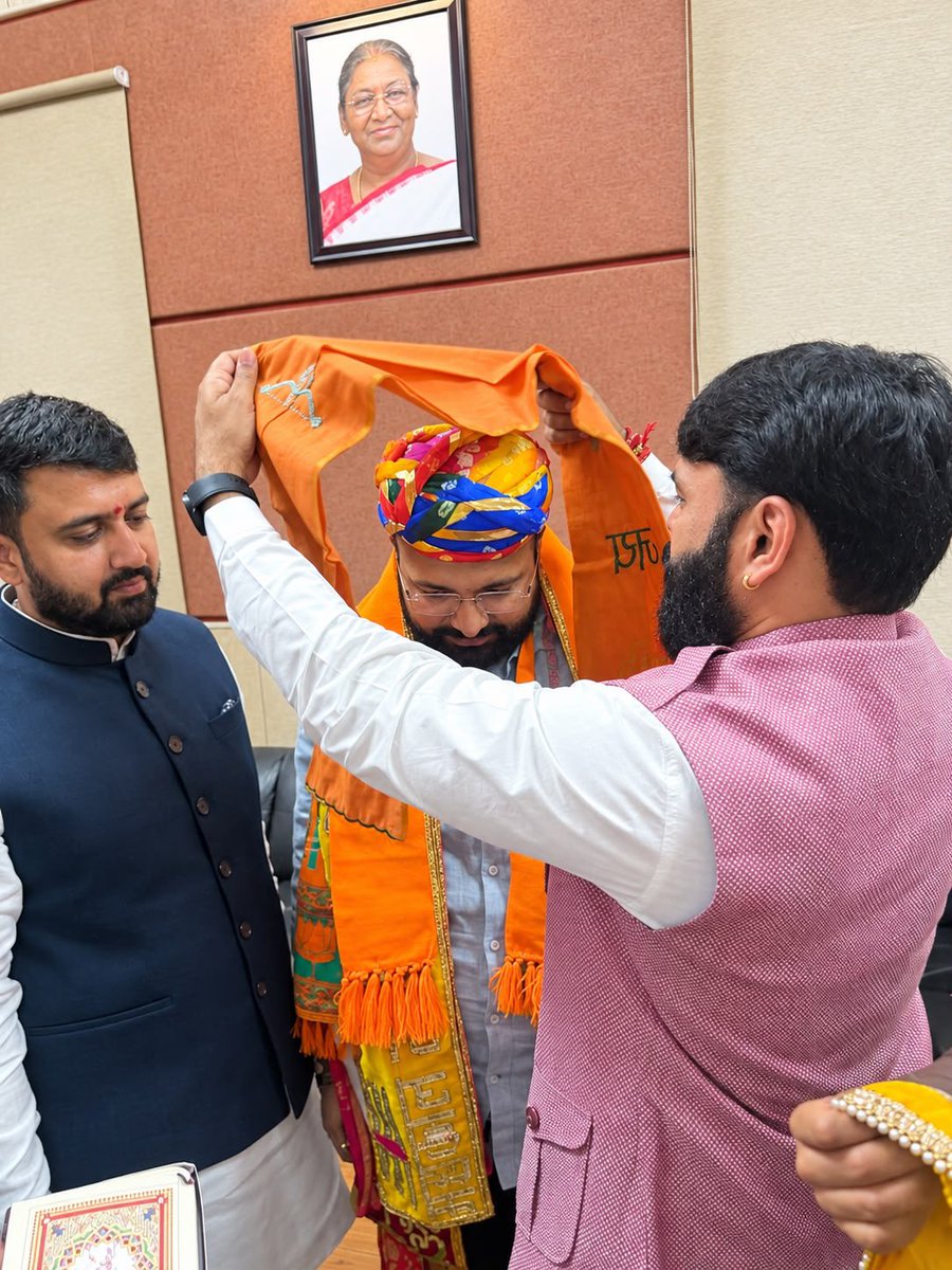 manojsthakur's tweet photo. आज इंदौर एयरपोर्ट पर भारतीय जनता युवा मोर्चा के राष्ट्रीय अध्यक्ष आदरणीय @drhemangjoshimp जी के मध्यप्रदेश में प्रथम आगमन पर @MPBJYM के प्रदेश अध्यक्ष श्री @shyamtailorsjr जी के साथ माँ अहिल्या की पावन नगरी इंदौर में आत्मीय स्वागत एवं अभिनंदन किया। https://t.co/4DQgZfoWYK