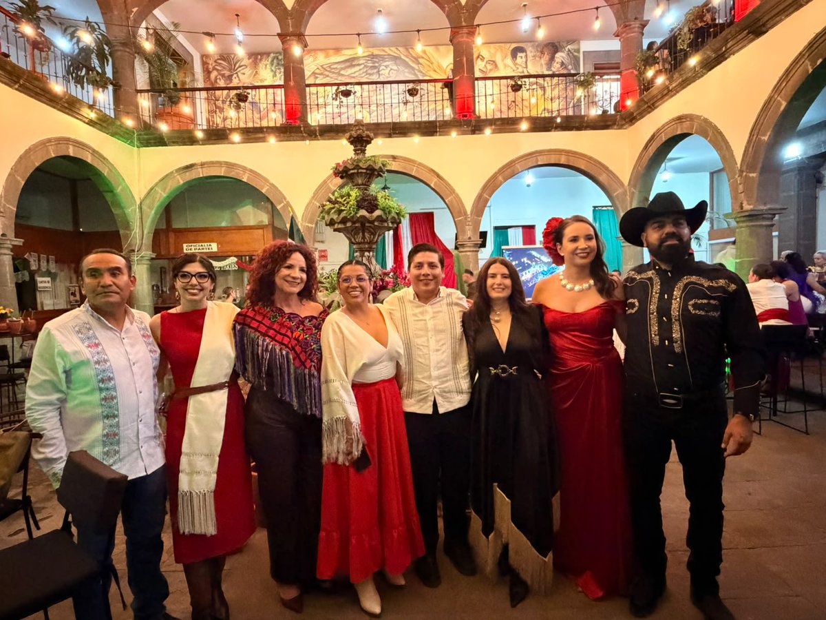 Cocoortiz2001's tweet photo. 🇲🇽 ¡Qué noche la de anoche!

Junto a nuestra Presidenta Municipal, mis compañeras y compañeros regidores y nuestra gente, celebramos el Grito de Independencia con música, alegría y mucho orgullo por México. 

🎶 Espinoza Paz y Grupo Liberación 

¡Viva México! ¡Viva Tlaquepaque! https://t.co/08VMwahYbI