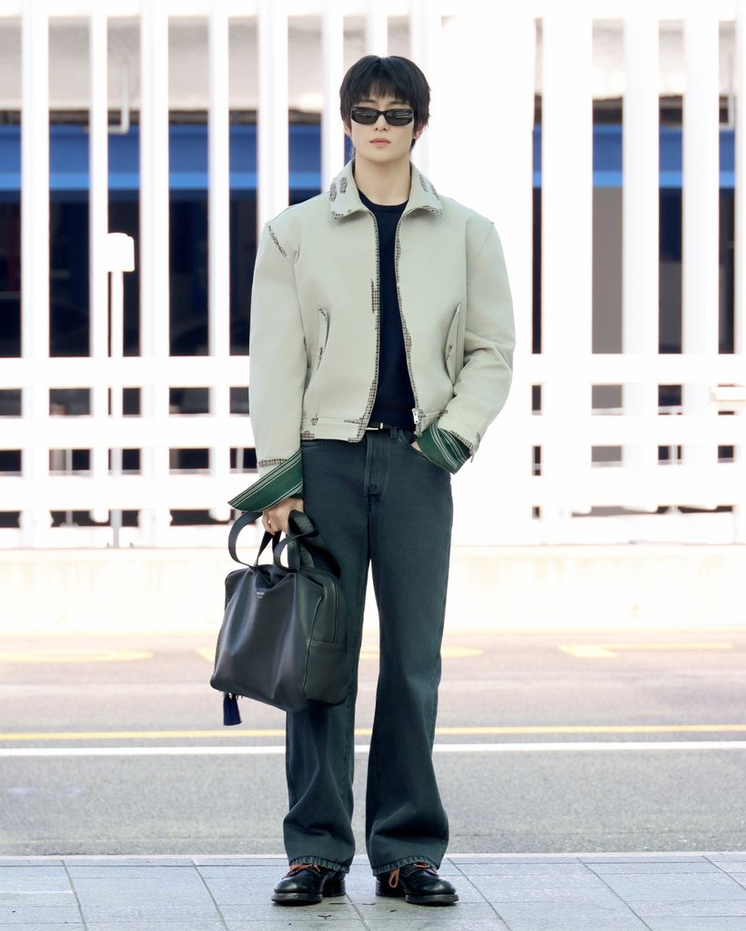 jaehyunpetals's tweet photo. pap_magazine Instagram post update with #JAEHYUN 

https://t.co/e285wsGWjf

JAEHYUN RETURNS TO MILAN 
#PradaSS27 #PradaxJaehyun @Prada https://t.co/IGHhXUovYo
