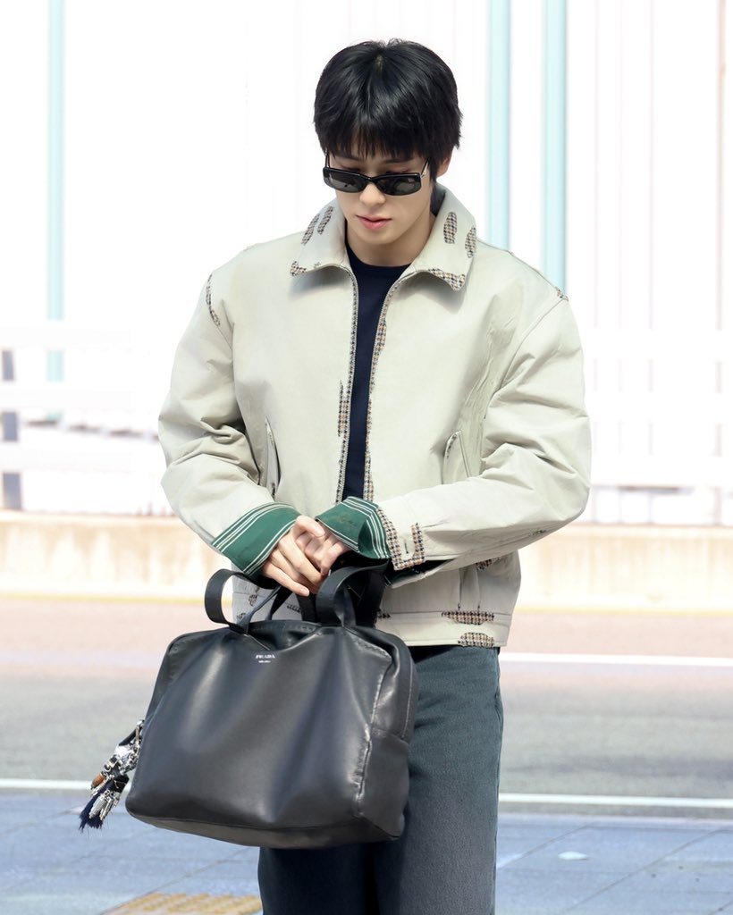 jaehyunpetals's tweet photo. pap_magazine Instagram post update with #JAEHYUN 

https://t.co/e285wsGWjf

JAEHYUN RETURNS TO MILAN 
#PradaSS27 #PradaxJaehyun @Prada https://t.co/IGHhXUovYo