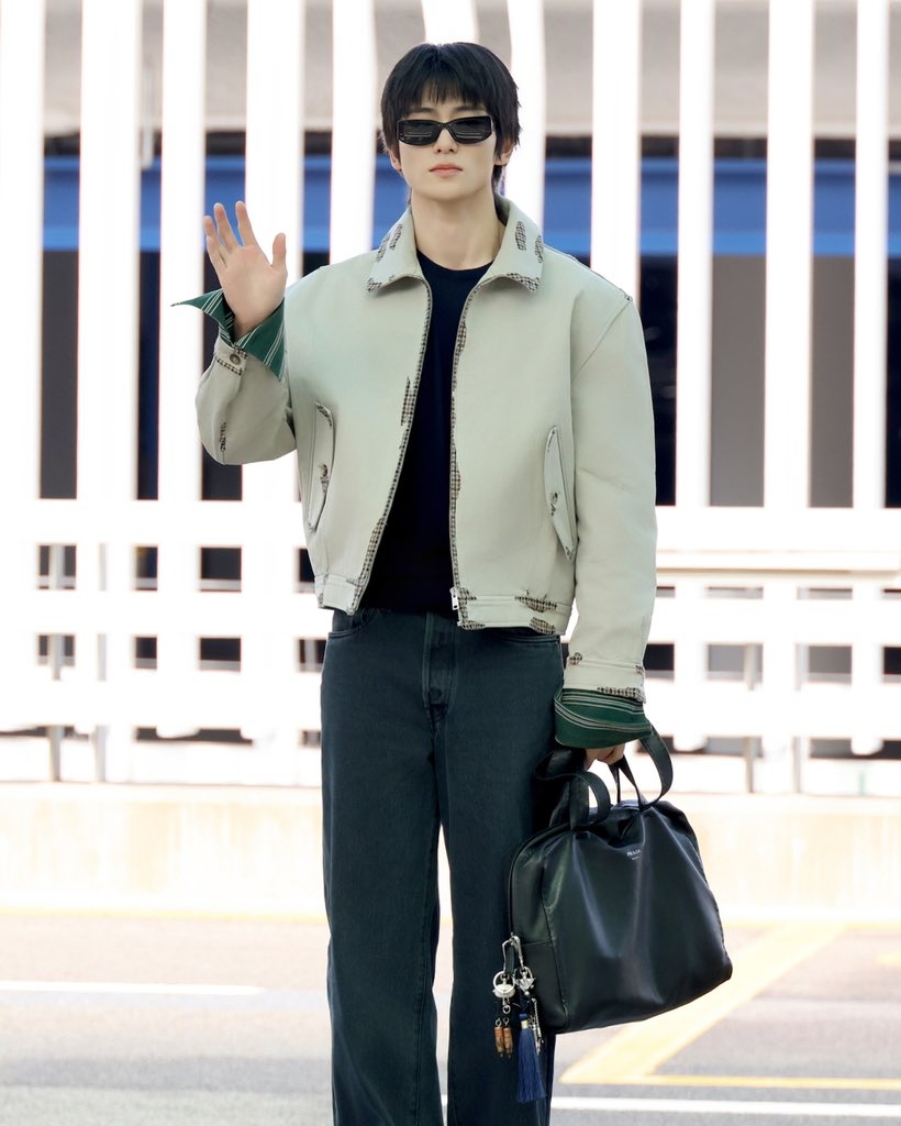 jaehyunpetals's tweet photo. pap_magazine Instagram post update with #JAEHYUN 

https://t.co/e285wsGWjf

JAEHYUN RETURNS TO MILAN 
#PradaSS27 #PradaxJaehyun @Prada https://t.co/IGHhXUovYo