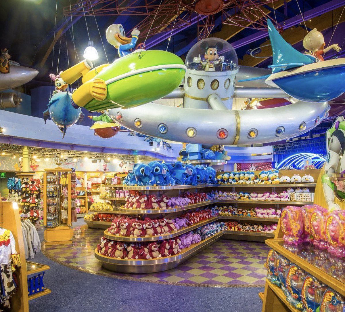 JoeySalads's tweet photo. Old Disney store vs. new Disney store.

In one generation it went from selling a feeling to selling a product.

The old store was designed to make you feel; the new store is optimized for flows, traffic, and product visibility. https://t.co/BUEXEpCwJE