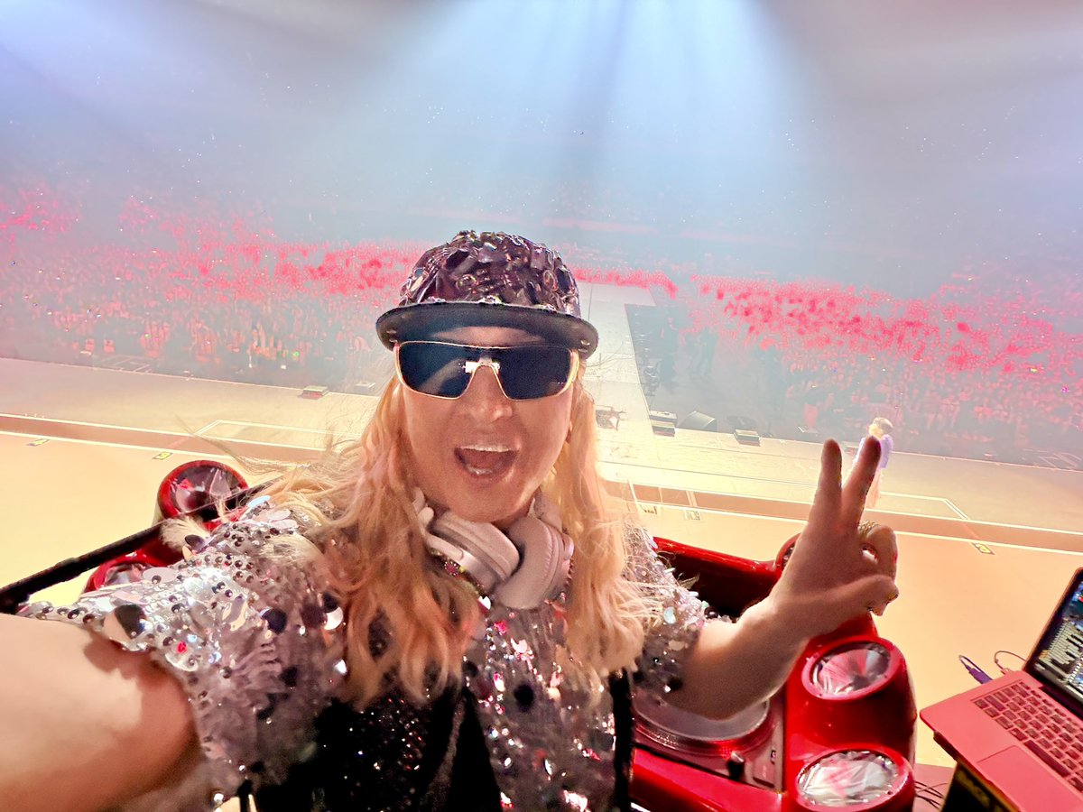 DJKOO_official's tweet photo. BACK TO THE MEMORIES 祭
Kアリーナ！めっちゃ最高でした！！

メンバーのパフォーマンスは勿論！チームワークと振り切ったパワーで一体感の盛り上がりマジで凄かった！！

寿士團！いきなりのムチャ振りで
 「どこが太刀魚やねんw」って思ったけど確かに太刀魚 してたw

一緒にステージが出来て
心から感謝 DO DANCE！！

#BTTM 
#FANTASTICS 
#LILLEAGUE 
#TRF 
#寿士團 #太刀魚 
#DJKOO