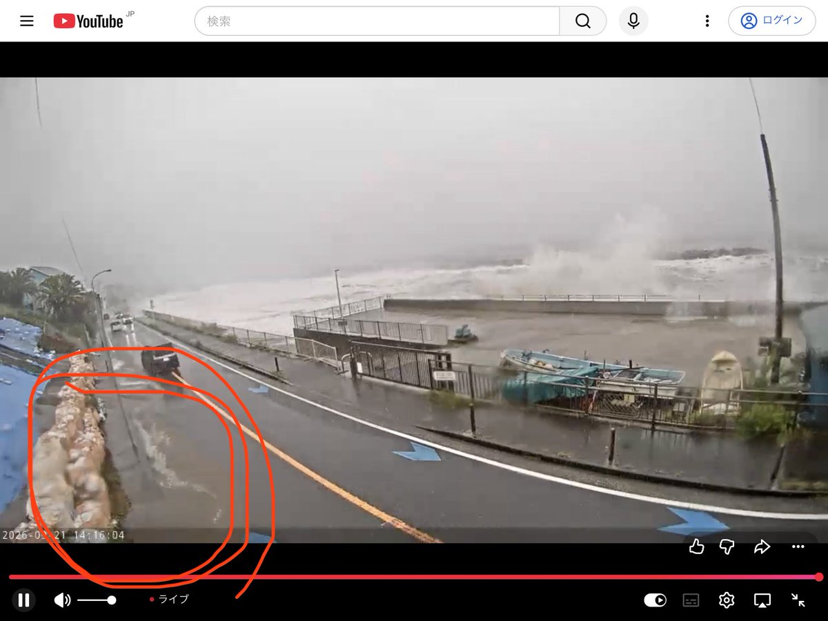 Lcub_malo's tweet photo. 野比海岸。道路まで波が上がって
来るタイミングもあるね

あとは野比から入ってくる方のビニルシートの所大丈夫かな？💦 https://t.co/ga1anr360N