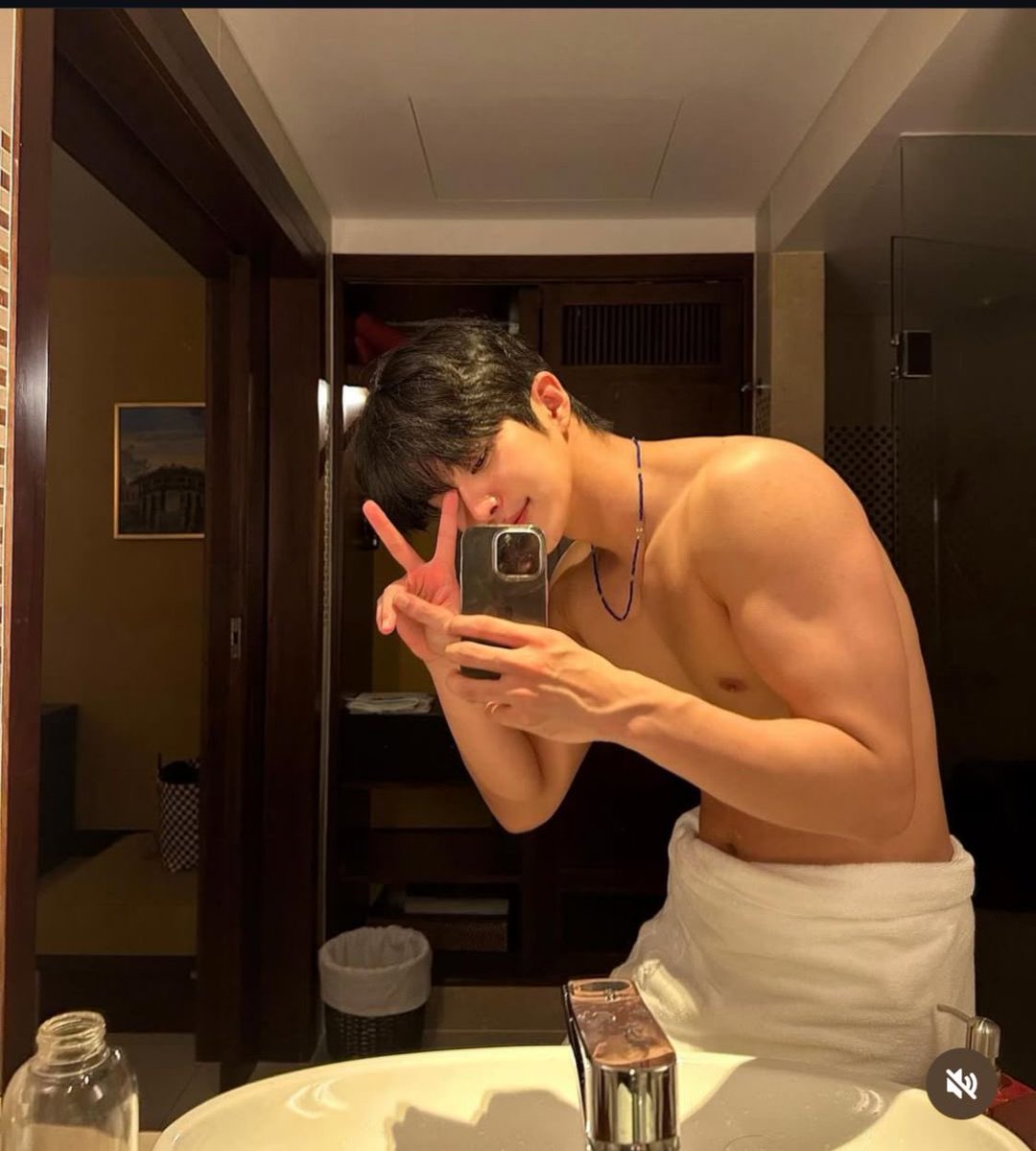 asiandiary_'s tweet photo. God https://t.co/QZYHXmmtUY