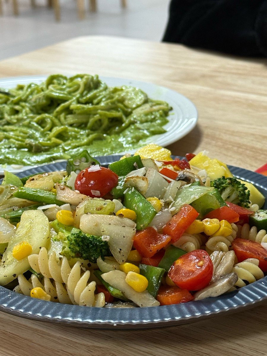 BrittaneyM6e's tweet photo. Homemade tomato basil pasta in 15 mins! Fresh from the garden basil makes all the difference ， https://t.co/4k1FYcQB6Z