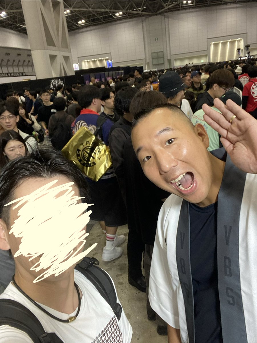 masaru0005's tweet photo. ダーツ祭り最高やったー👼

久々のやんまーさんに永吉さん。
TRiNiDADの皆さんにはサインもらえて。
日曜、日帰り予定やったから残念がってた所、、、からの予想外のVBS祭。

余韻に浸ってます
来年も絶対行こ
#ダーツ祭り https://t.co/iUwlpAvDAg