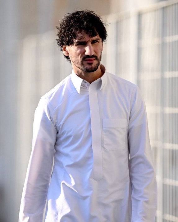 iMaybeBobby's tweet photo. نظريه
الثوب السعودي مايليق الا على السعودي وكفى https://t.co/2yUOioTDDl