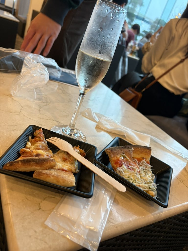 Laki0731's tweet photo. まずは開幕ビールとワインの飲み放題しながらウェルカムピザを食べる https://t.co/yO1v6vJQcU