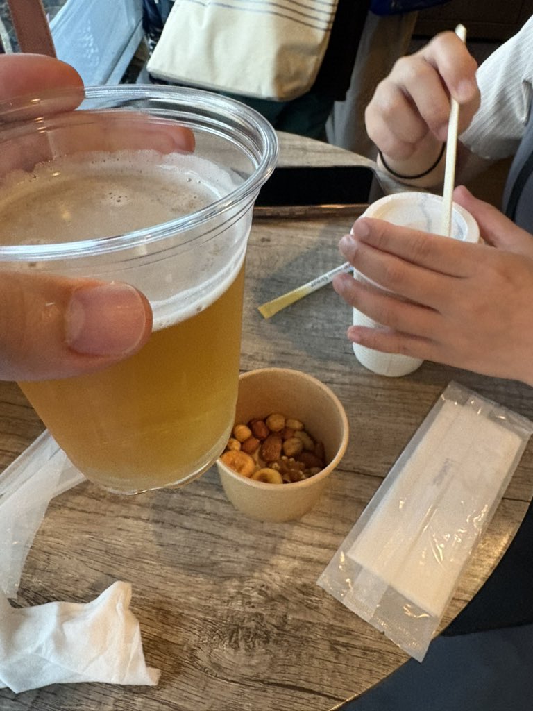 Laki0731's tweet photo. まずは開幕ビールとワインの飲み放題しながらウェルカムピザを食べる https://t.co/yO1v6vJQcU