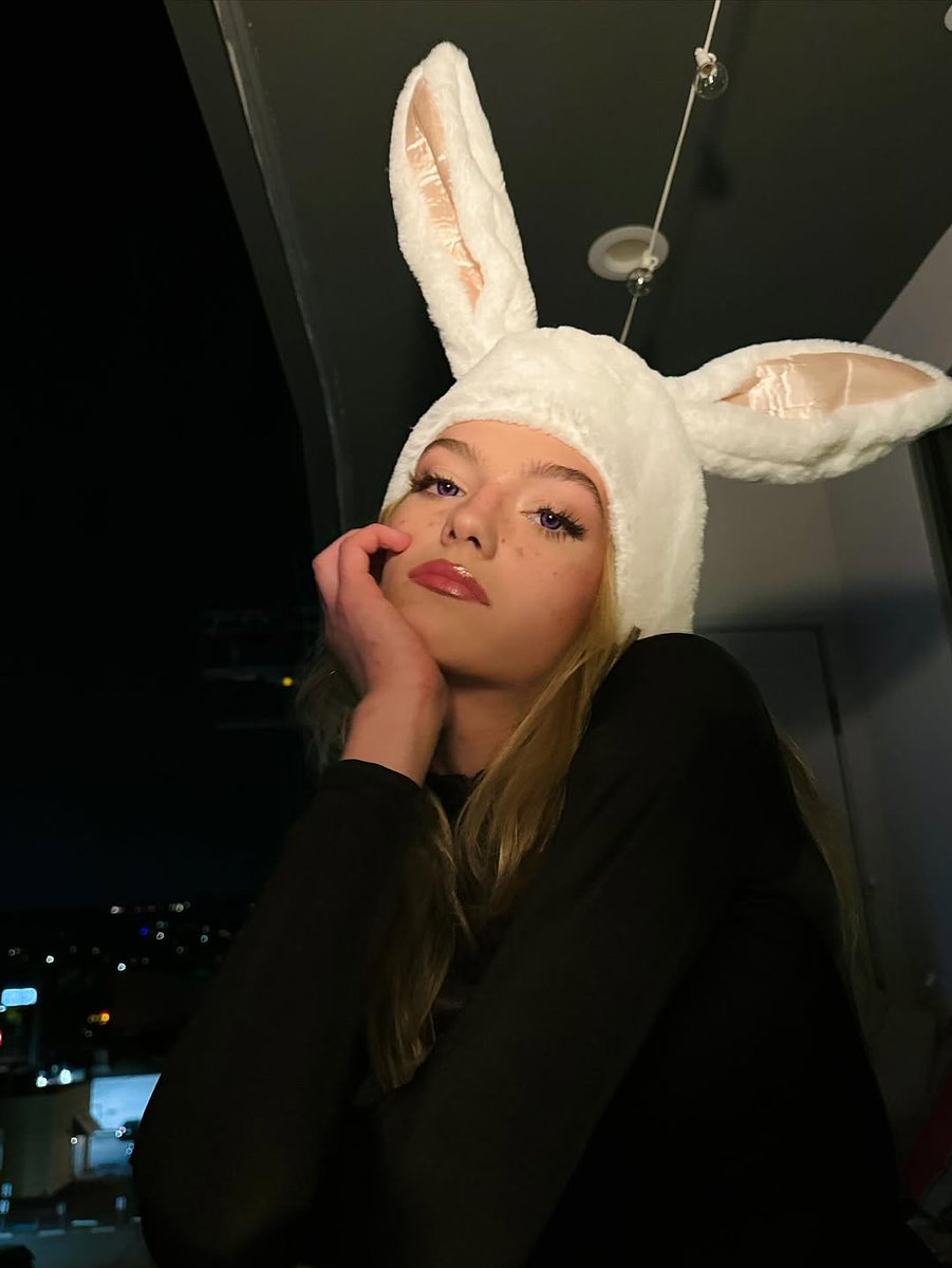 jaydenbartez3ju's tweet photo. spooky season is upon us🐇💿🕸️ https://t.co/JzjbL3JzQ7