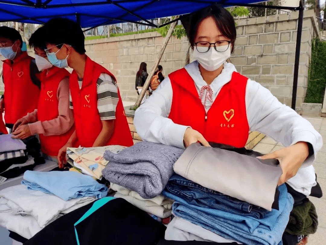 Rendangnesia's tweet photo. Spent this morning sorting clothes and packing hygiene kits for unhoused neighbors in downtown—small acts add up to big warmth! #VolunteerLife #CommunityCare， https://t.co/1I8B2QRLgL