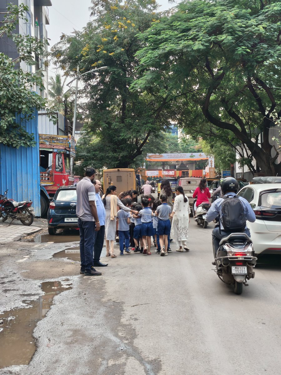 tourandflight's tweet photo. This is a serious safety concern. There is no proper footpath between Kailas Super Market Chowk and Datta Mandir Chowk, Viman Nagar, forcing even nursery school children to walk on the road like this , putting their lives at risk. Immediate action appreciated @navalMH @PMCPune https://t.co/VzEG0KeUeY