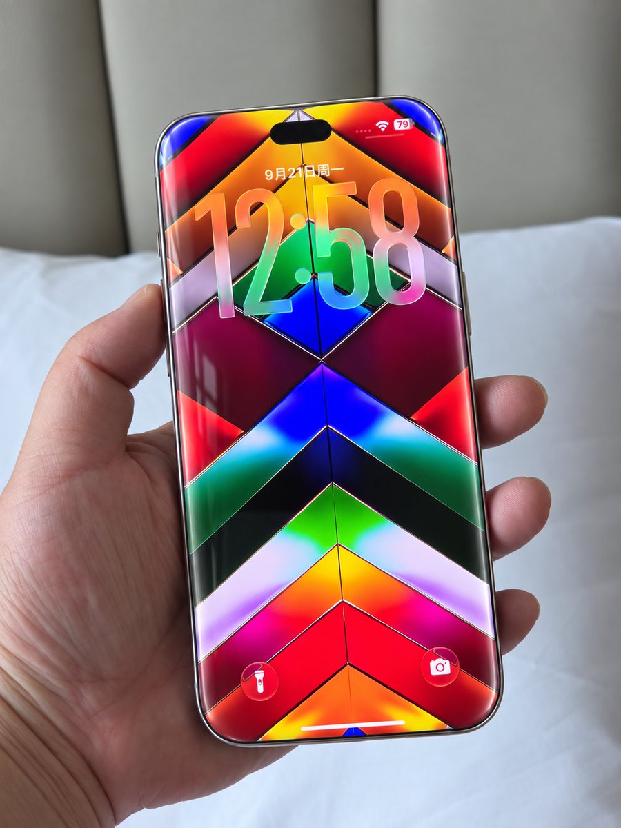 UniverseIce's tweet photo. The iPhone 20 Pro Max looks like this https://t.co/JcFqSP4fPZ