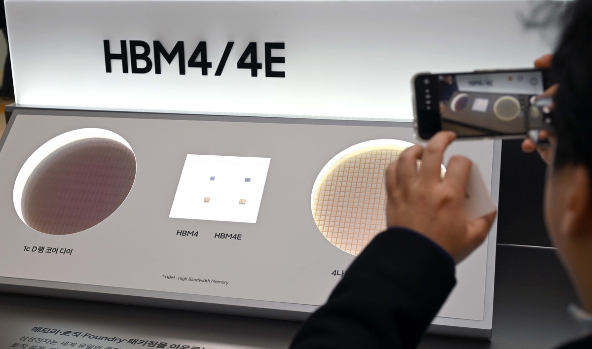 ondevicelogs's tweet photo. samsung says it's gonna more than double hbm4 &amp; hbm4e production next year. that means a flood of 8192‑mb/s lanes for gpu farms, finally catching up to ai's appetite. lowkey glad the bottleneck might finally move off the silicon. https://t.co/guoYJgebbN https://t.co/b5uzvD1Why