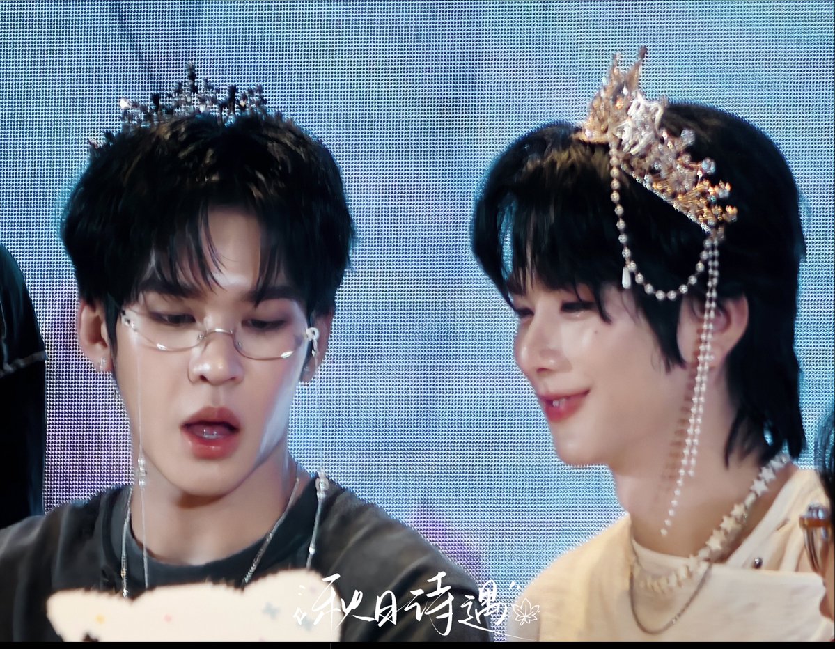 xiaoshilovesave's tweet photo. 👓👑

OCEAN WHISPERS TO AAS
#AuauSaveOceanWhispersFanSign
#auautnp #savewrg  #auausave https://t.co/0ba7sy0e5W