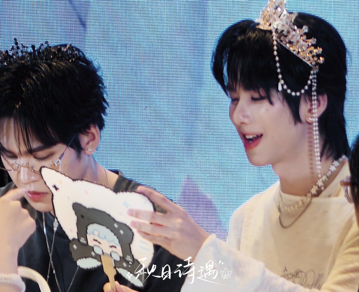 xiaoshilovesave's tweet photo. 👓👑

OCEAN WHISPERS TO AAS
#AuauSaveOceanWhispersFanSign
#auautnp #savewrg  #auausave https://t.co/0ba7sy0e5W