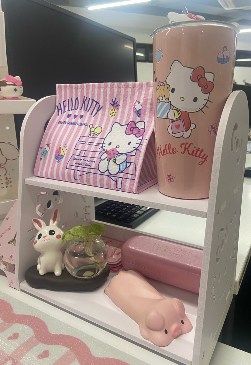 MARISS9406's tweet photo. วันจันทร์มา เพื่อนมีชั้นวางของคิตตี้แล้ว🤩🤩
•• ชั้นวางของบนโต๊ะ ชั้นเก็บของ HelloKitty Desktop storage rack 😽
คนที่ชอบจัดแต่งโต๊ะทำงาน #แนะนำ 
📌📌 https://t.co/jkeqcbYoPK

#ShopeeAffiliate https://t.co/kowP4XG20v