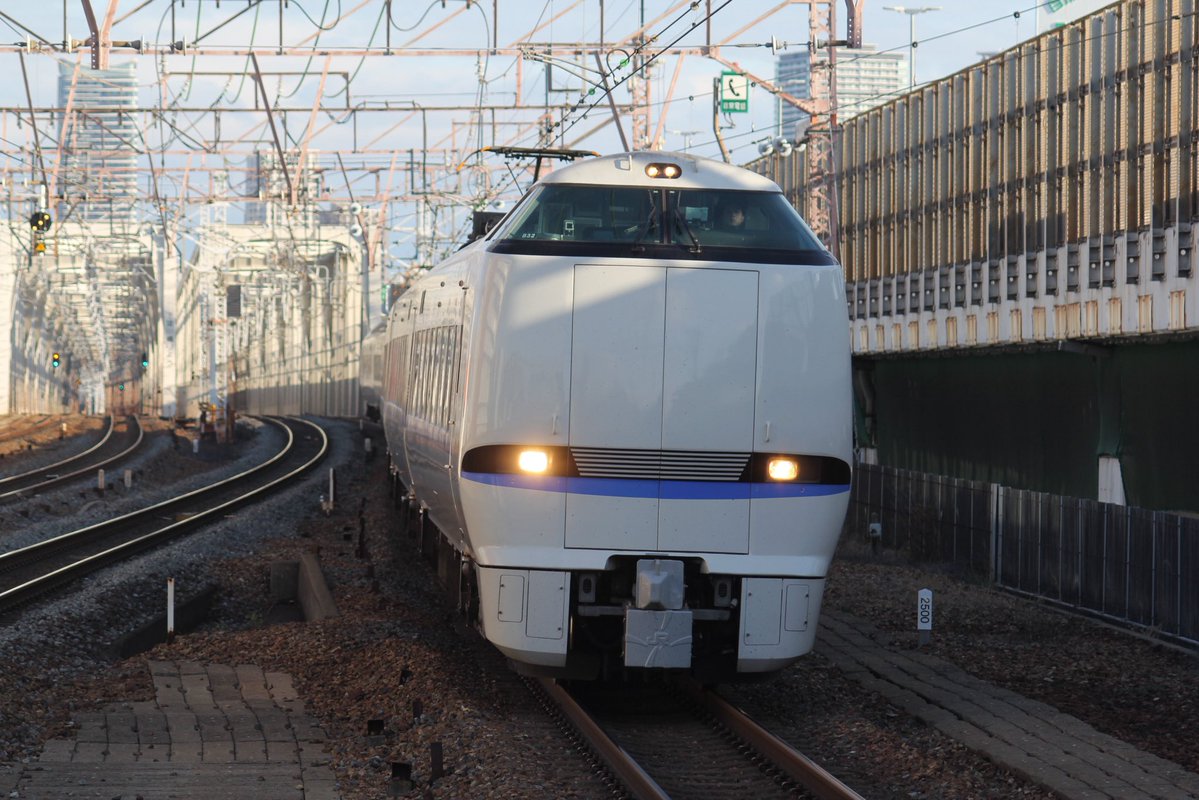 ChuoHanKyu's tweet photo. 同じホームに4ドア（通勤列車）、3ドア（快速列車）、2ドア（特急）が来ると扉の位置が合わなくなってしまうからです。 https://t.co/oqct29yaEG