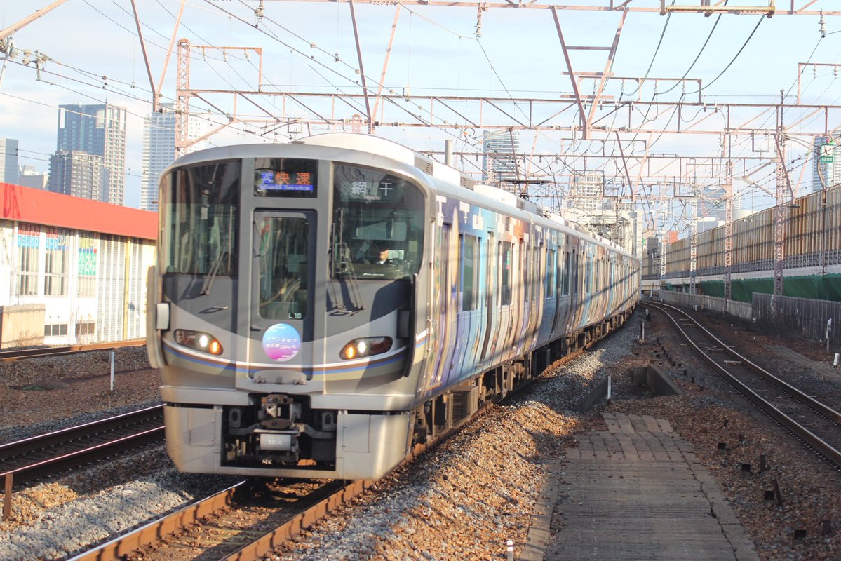 ChuoHanKyu's tweet photo. 同じホームに4ドア（通勤列車）、3ドア（快速列車）、2ドア（特急）が来ると扉の位置が合わなくなってしまうからです。 https://t.co/oqct29yaEG