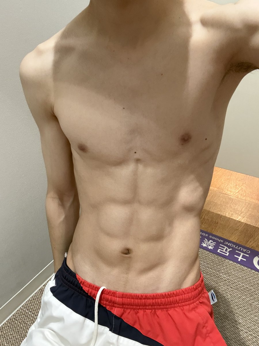 1chi5h's tweet photo. 早くタンクトップが似合う男になりたい https://t.co/Lg04kL38eH