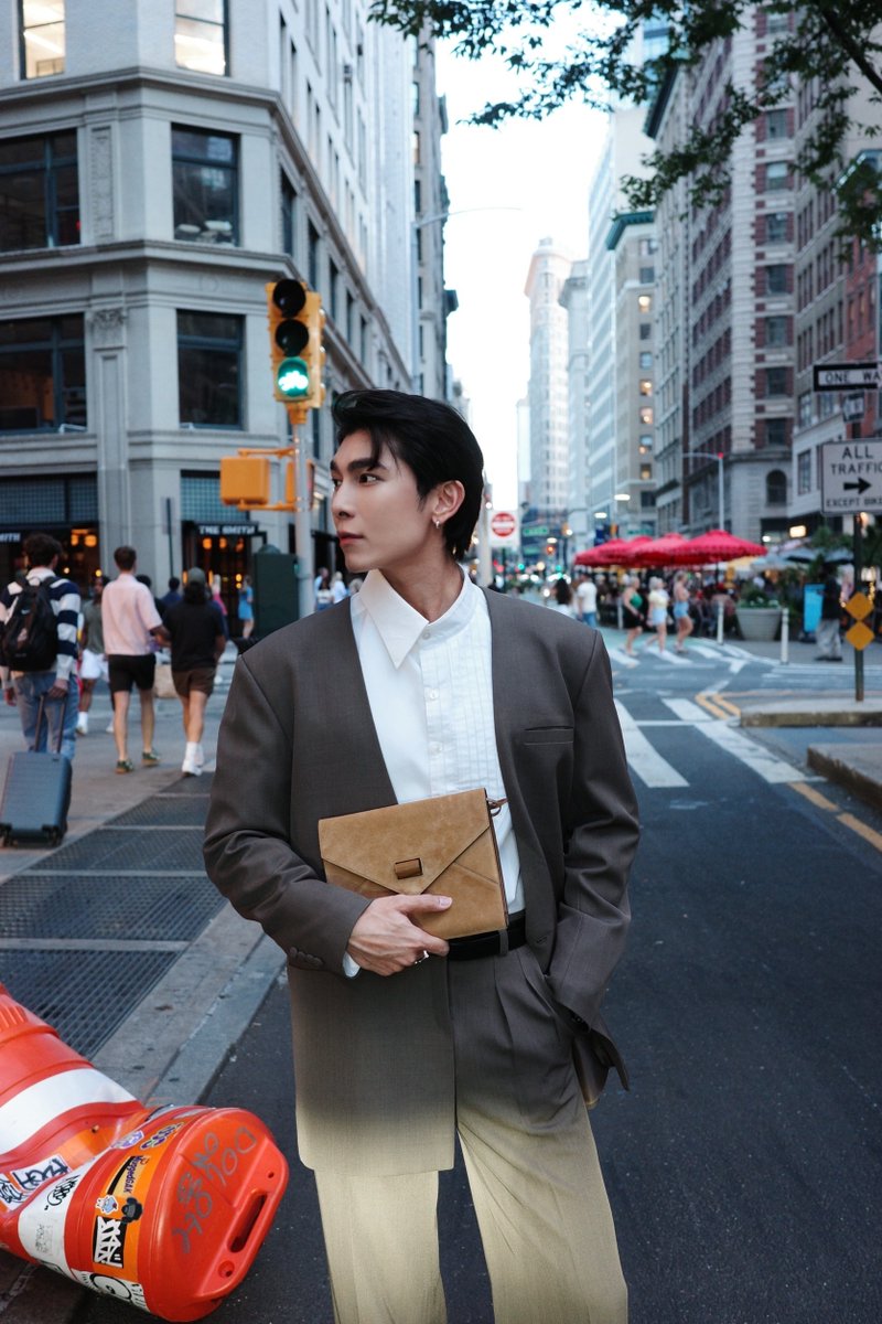 Zokzakdara2's tweet photo. THE MEW YORK MOMENT! “มิว ศุภศิษฏ์” เดินเกมแฟชั่นกลางนิวยอร์ก กับ 4 แบรนด์ชั้นนำ

นิวยอร์กรอบนี้ไม่ได้มีแค่แฟชั่นวีค แต่มี “Mew York Moment” ที่น่าจับตามอง เมื่อช่วงต้นเดือนกันยายนที่ผ่านมา ศิลปินหนุ่ม “มิว ศุภศิษฏ์ จงชีวีวัฒน์” บินลัดฟ้าสู่มหานครนิวยอร์ก สหรัฐอเมริกา และใช้เวลาเกือบครึ่งเดือนกับหลากหลายงานด้านแฟชั่น ตั้งแต่ฟร้อนท์โรว์ไปจนถึงการก้าวขึ้นรันเวย์ พร้อมร่วมงานกับ 4 แบรนด์ชั้นนำ เรียกว่าทริปเดียวได้เห็น “มิว” ในหลายแฟชั่นโมเมนต์ แต่ละลุค แต่ละงาน ต่างก็มีคาแรกเตอร์ที่ชัดเจนในแบบของตัวเอง

เปิดทริปด้วย Montblanc แบรนด์ลักชัวรีระดับโลกที่ “มิว” ร่วมงานในฐานะ Friend of the Brand กับอีเวนต์ “100 Years of Leather” เพื่อร่วมเฉลิมฉลองครบรอบ 100 ปีของผลิตภัณฑ์เครื่องหนัง ท่ามกลางเหล่าคนดังระดับโลกที่มาร่วมค่ำคืนพิเศษนี้ ก่อนสวิตช์มู้ดมาที่ COS กับการร่วมงานกันเป็นครั้งแรกใน New York Fashion Week ปีนี้ ซึ่งแบรนด์ยังคงถ่ายทอดตัวตนผ่านสไตล์โมเดิร์น งานตัดเย็บที่ประณีต และความเรียบเท่อันเป็นเอกลักษณ์ โดยหนุ่ม “มิว” เช็กอินฟร้อนท์โรว์ พร้อมนั่งเคียงข้าง “KUN” ซูเปอร์สตาร์จากประเทศจีน และ Global Brand Ambassador ของ COS กลายเป็นอีกหนึ่งโมเมนต์ที่ได้รับความสนใจจากแฟน ๆ ไม่น้อย

แต่ไฮไลต์ของ “มิว” ยังไม่หมดเพียงเท่านี้ เพราะครั้งนี้เขาขยับจากฟร้อนท์โรว์สู่การก้าวขึ้นรันเวย์ New York Fashion Week เป็นครั้งแรก กับ Private Policy แบรนด์แฟชั่นสัญชาติอเมริกัน ที่มาพร้อมสไตล์สตรีตสปอร์ตสุดเท่ แฝงความดุดันในแบบฉบับของตัวเอง ก่อนที่ “มิว” จะไปต่อกับอีกหนึ่งโชว์ “One Night in Bangkok” อีเวนต์พิเศษที่จัดขึ้นใน New York Fashion Week 2026 เพื่อผลักดันแบรนด์แฟชั่นไทยสู่เวทีระดับโลก โดยครั้งนี้เขาได้ร่วมเดินแฟชั่นโชว์ให้กับ KH Editions แบรนด์สตรีตแวร์ที่ถ่ายทอดจิตวิญญาณแห่งอิสระและความดิบ ผ่านงานดีไซน์นอกกรอบที่ยังคงสวมใส่ได้จริงในชีวิตประจำวัน ถือเป็นอีกหนึ่งแฟชั่นโมเมนต์ที่ช่วยปิดทริปนิวยอร์กครั้งนี้ได้อย่างน่าจดจำ

เมื่อมองภาพรวมตลอดเกือบครึ่งเดือน ตั้งแต่ Montblanc, COS, Private Policy จนถึง One Night in Bangkok ทริปนี้มีครบทั้งแบรนด์ที่ร่วมงานกันมาอย่างต่อเนื่อง การร่วมงานกับพาร์ตเนอร์ใหม่ ไปจนถึงประสบการณ์ครั้งแรกบนรันเวย์ของ NYFW เรียกว่าไฟลต์นี้บินมานิวยอร์ก คุ้มทุกแฟชั่นโมเมนต์จริง ๆ และยังทำให้เราได้เห็นภาพของ “Mew in Fashion” ชัดเจนขึ้นอีกด้วย

โดยหนุ่ม “มิว ศุภศิษฏ์” เล่าถึงการเดินทางครั้งนี้ว่า “เป็นทริปที่สนุกและได้ประสบการณ์ใหม่เยอะมากครับ แต่ละแบรนด์ก็มีคาแรกเตอร์ และวิธีการทำงานที่แตกต่างกัน โดยเฉพาะการได้เดินแฟชั่นโชว์ที่ New York Fashion Week เป็นครั้งแรก ทั้งตื่นเต้นและท้าทายมาก ๆ ครับ ดีใจที่ได้รับโอกาสนี้ และหวังว่าจะมีโอกาสได้กลับมาทำงานด้านแฟชั่นในระดับอินเตอร์อีกเรื่อย ๆ ครับ”

และถ้าจะนิยามทริปนิวยอร์กครั้งนี้สั้น ๆ ก็คงเป็นอีกหนึ่ง “The Mew York Moment” ที่พา “มิว” จากฟร้อนท์โรว์สู่รันเวย์ พร้อมขยับบทบาทของตัวเองใน Global Fashion Scene ให้ชัดเจนขึ้นอีกหนึ่งสเต็ป

#MEWinNYFW2026 #100YearsofLeatherxMew #cosAW26xMew #privatepolicyxMew #OneNightRunwayxMew #MewSuppasit