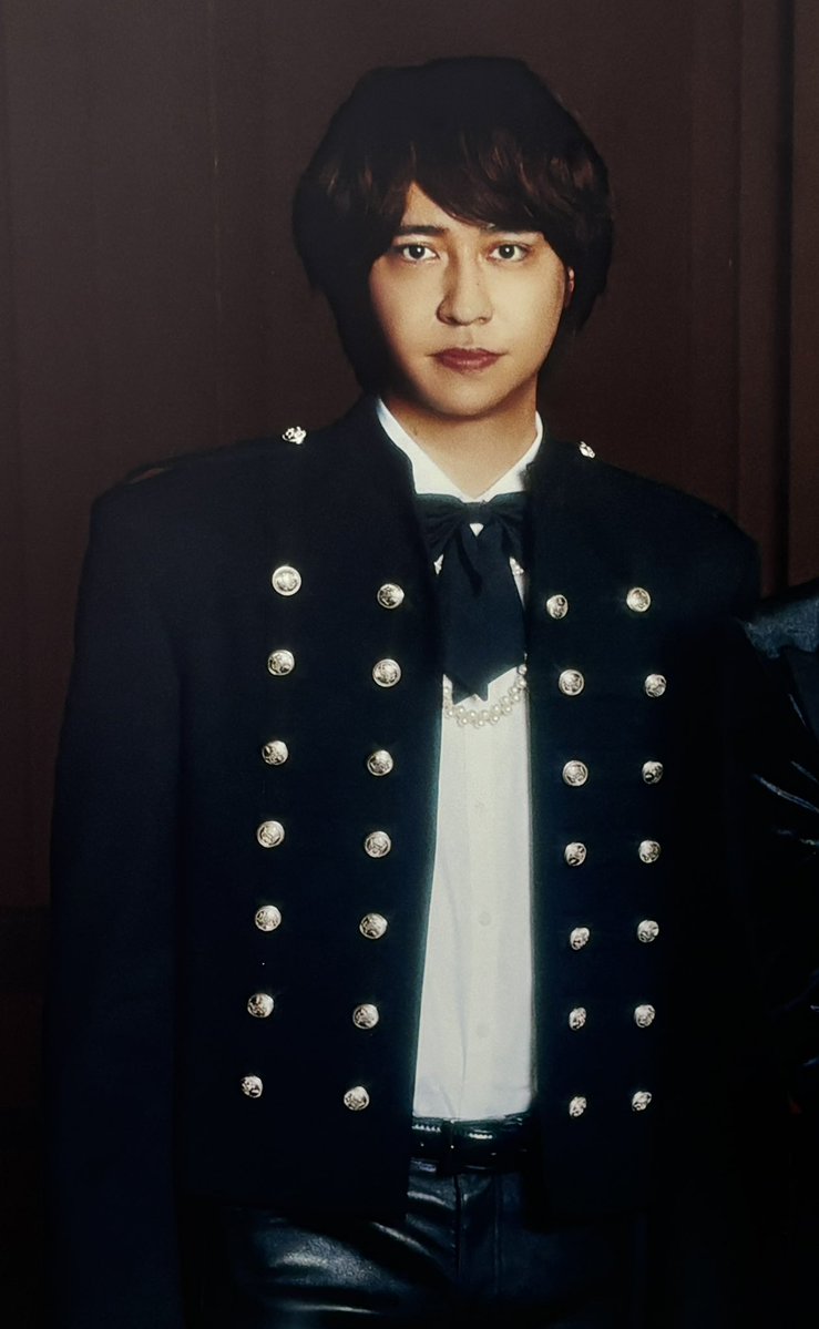 smile_9hk's tweet photo. 大阪
圧倒的にシックでかっこいい7人♡

光くんはナポレオン風ダブルメタルボタンジャケットにエレガントなボウタイ＆パールネックレスの首元 それに合わすエッジを効かせたレザーボトムス
クラシカル&amp;ロックで痺れる✨
 #HeySɑyJUMP   #八乙女光 https://t.co/UeJCKw4Ph9