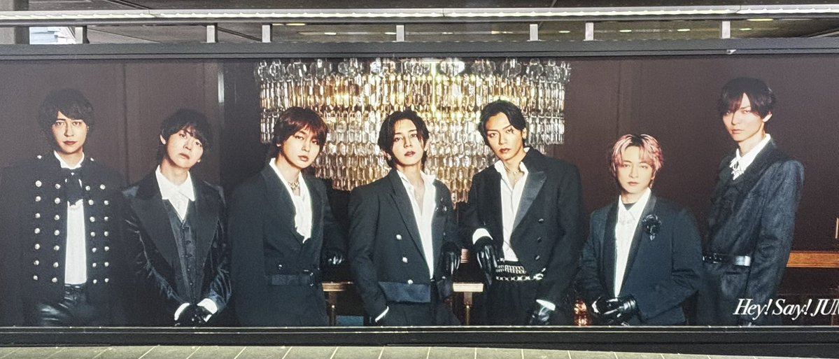 smile_9hk's tweet photo. 大阪
圧倒的にシックでかっこいい7人♡

光くんはナポレオン風ダブルメタルボタンジャケットにエレガントなボウタイ＆パールネックレスの首元 それに合わすエッジを効かせたレザーボトムス
クラシカル&amp;ロックで痺れる✨
 #HeySɑyJUMP   #八乙女光 https://t.co/UeJCKw4Ph9