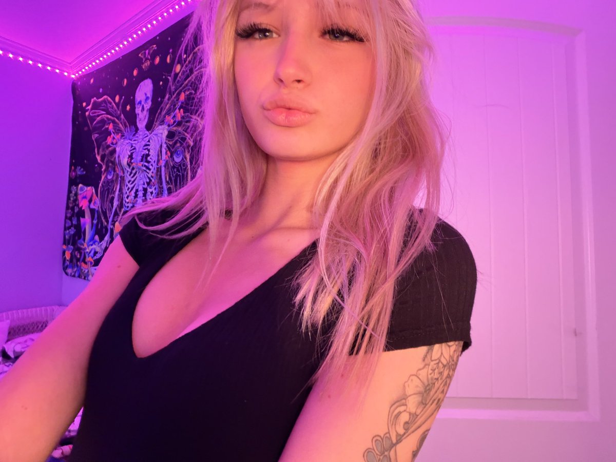 claracodedx's tweet photo. rate my face card 1-10 💋 https://t.co/5YkWt8fSNI