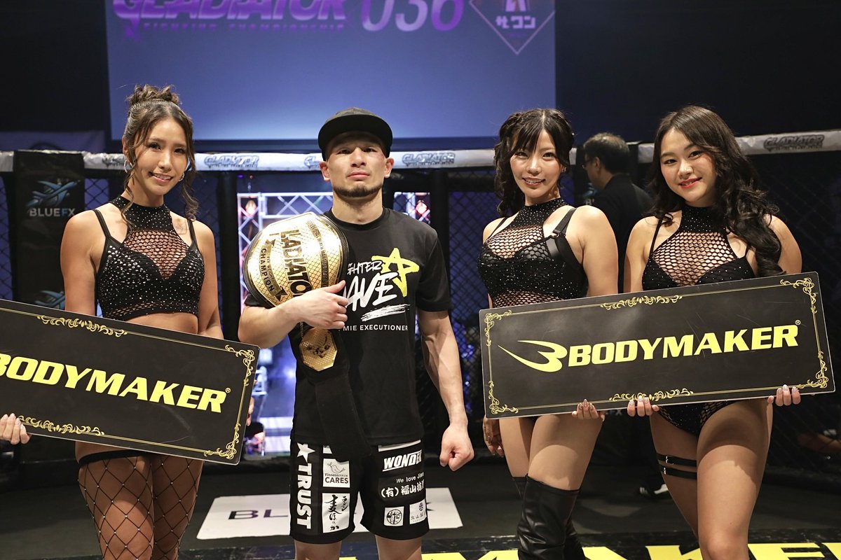nave_mma's tweet photo. 美女３人とブス１人！笑

ケージへ華を添えていただき、
ありがとうございます！👯🌹✨

#gladiator036 #mma #ringgirl #bodymaker https://t.co/ODjGcv8oXW