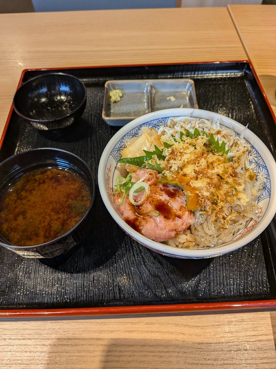 nancoro601's tweet photo. 先日のランチ
シラスの3色盛り丼
真ん中味変で天かす生姜ワサビ
掛けてます
これね美味しかった
また行くと思う〜笑笑 https://t.co/eLo0kri5S2