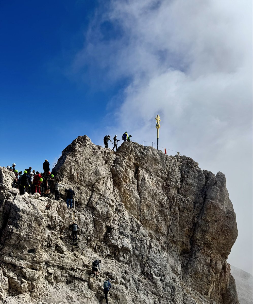 Straw_Berry0210's tweet photo. Auf der Zugspitze ⛰️
Da oben ist Hochbetrieb, man fühlt sich wie auf der Kirmes.
#TopofGermany
Guten Morgen 🤗🍀 https://t.co/l1fjOEfntL