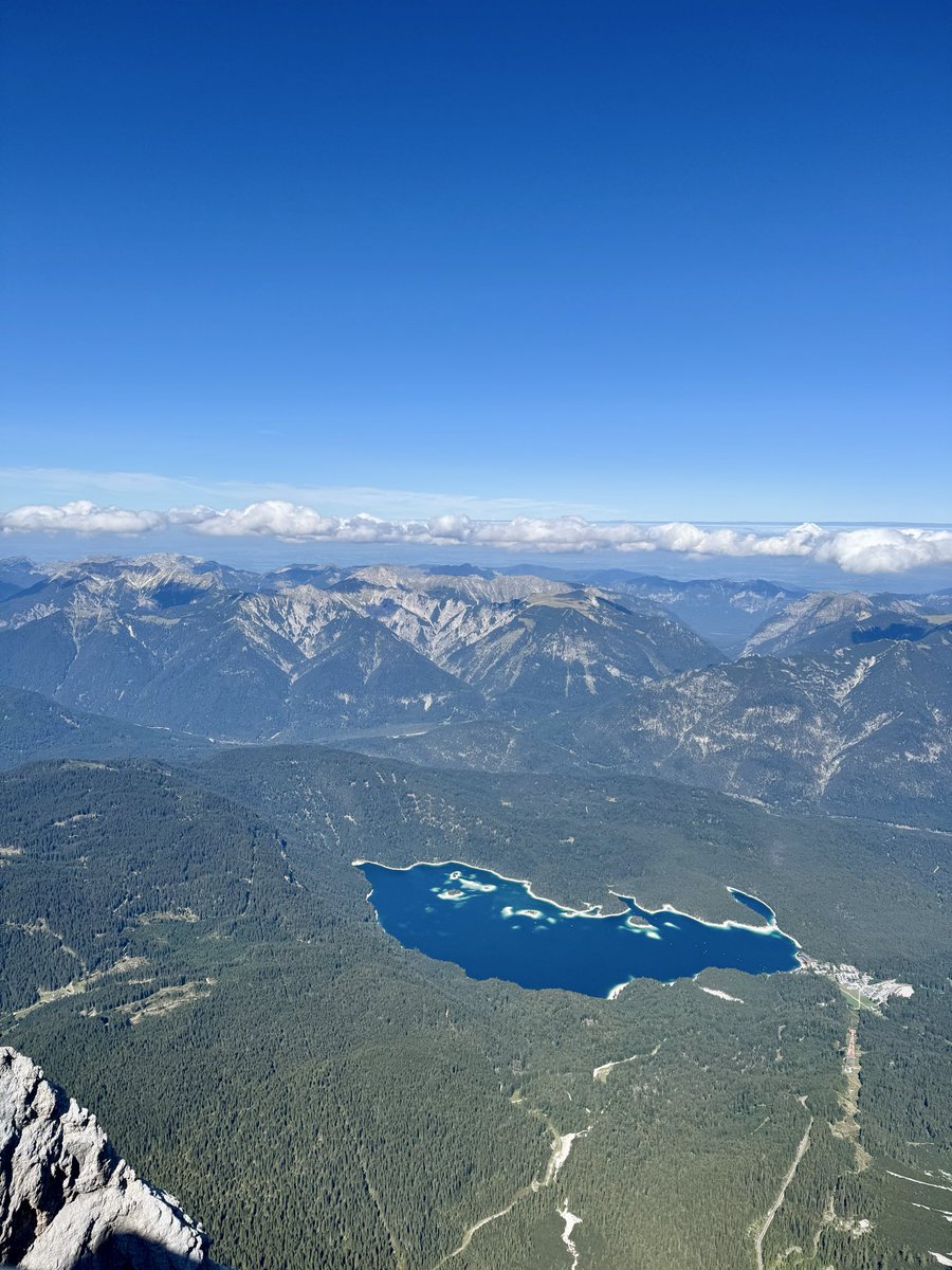 Straw_Berry0210's tweet photo. Auf der Zugspitze ⛰️
Da oben ist Hochbetrieb, man fühlt sich wie auf der Kirmes.
#TopofGermany
Guten Morgen 🤗🍀 https://t.co/l1fjOEfntL