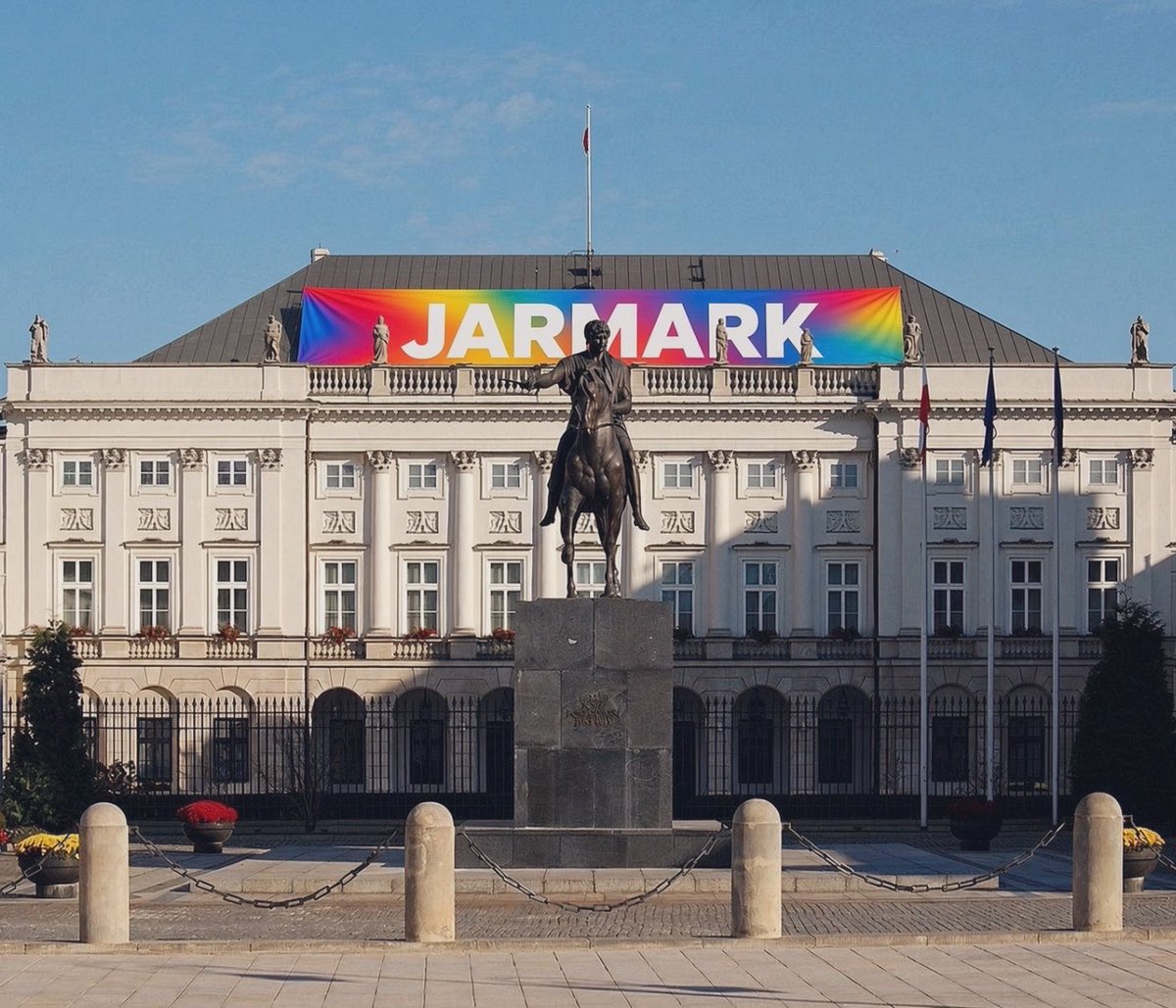 Rysiek04071893's tweet photo. Bluzy, czapki, zegareczki, a i tet a tet z Karolem też zorganizują. 
Tylko Polski żal.

Dzień dobry Państwu ✌️ https://t.co/9VktA36xjl