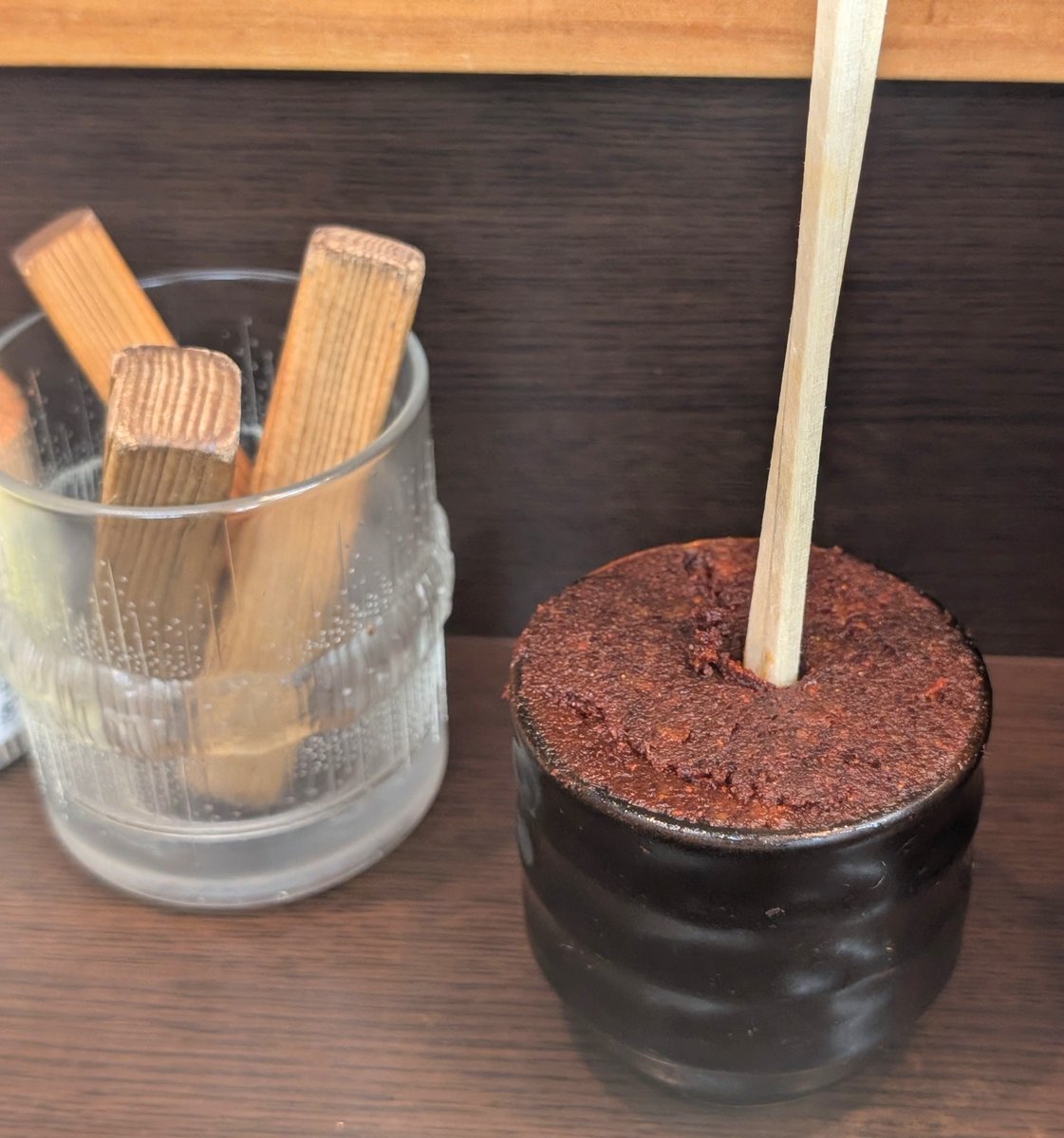 Linasuke0508's tweet photo. 福岡に来たら、ソウルフード『びっくり亭』の焼肉を絶対食べてほしい。
​木の棒で鉄板を傾けて、溜まった油に「辛味噌」を溶かして食べるのが博多流。ガツンと効いたニンニクと脂を纏った肉とキャベツが美味すぎて、大盛りご飯が一瞬で消えます。これぞ病みつき属性の固まり男飯……！ https://t.co/KDD4y5I65h