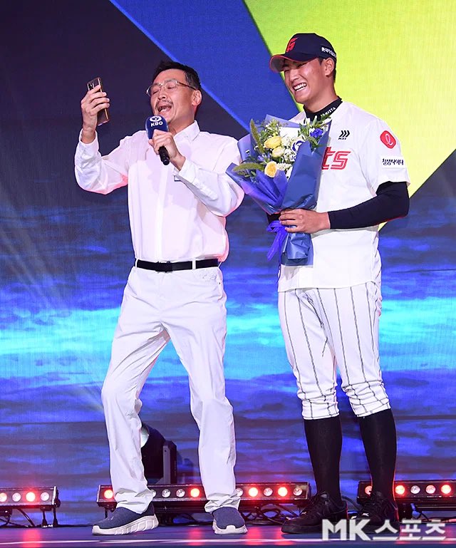 fjrzlv's tweet photo. 하 기사사진 너무 웃겨서 울음남 https://t.co/w7VlLw2kAG