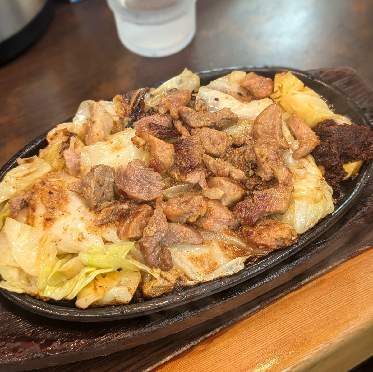 Linasuke0508's tweet photo. 福岡に来たら、ソウルフード『びっくり亭』の焼肉を絶対食べてほしい。
​木の棒で鉄板を傾けて、溜まった油に「辛味噌」を溶かして食べるのが博多流。ガツンと効いたニンニクと脂を纏った肉とキャベツが美味すぎて、大盛りご飯が一瞬で消えます。これぞ病みつき属性の固まり男飯……！ https://t.co/KDD4y5I65h