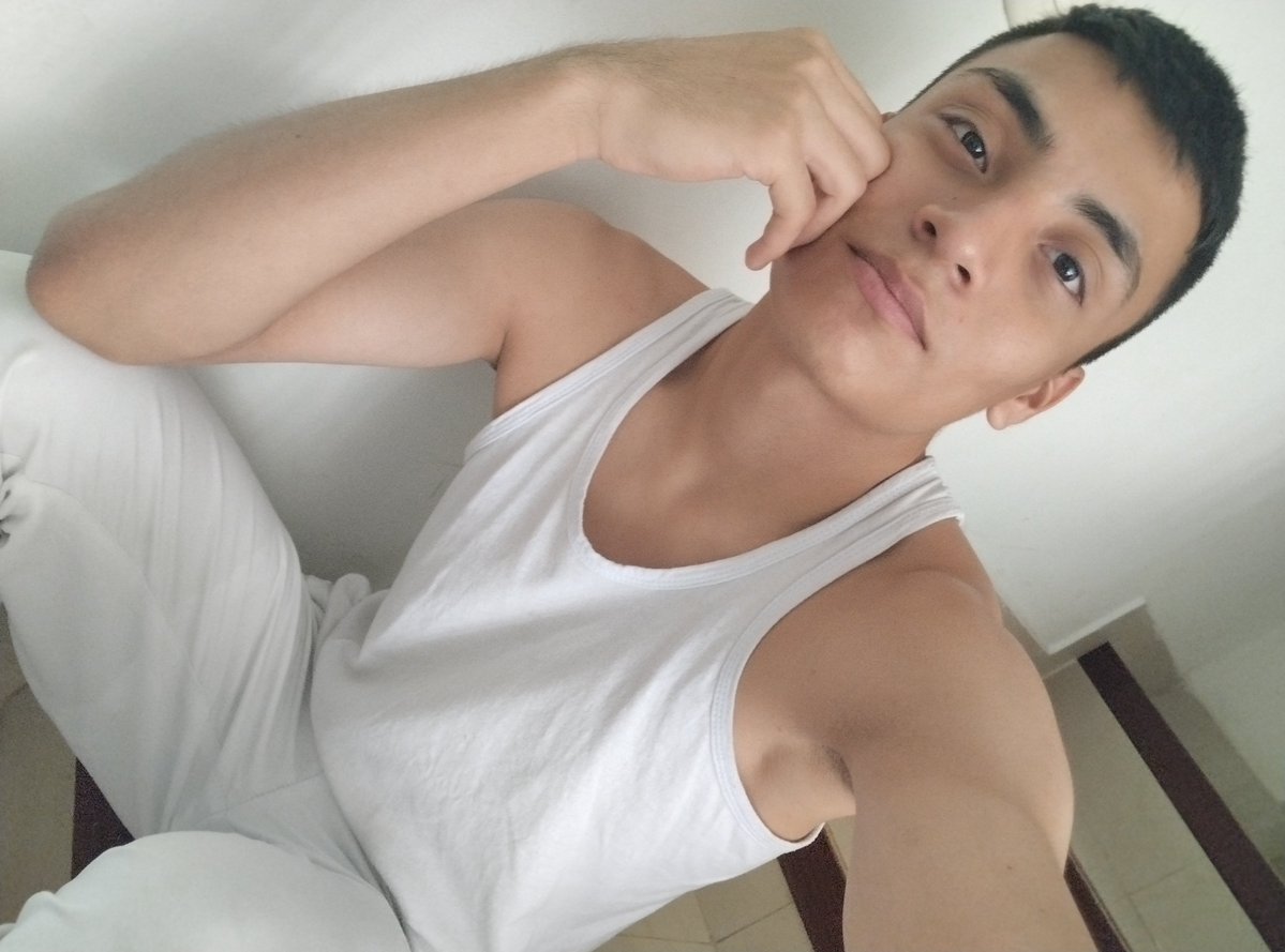 TheDAAC3X's tweet photo. Jajaja amor usar mi uniforme a medias e incompleto 😍🔥 #enfermero #gay #lgbt #gym #soltero #colombia #fyp https://t.co/DYJLafGsFd