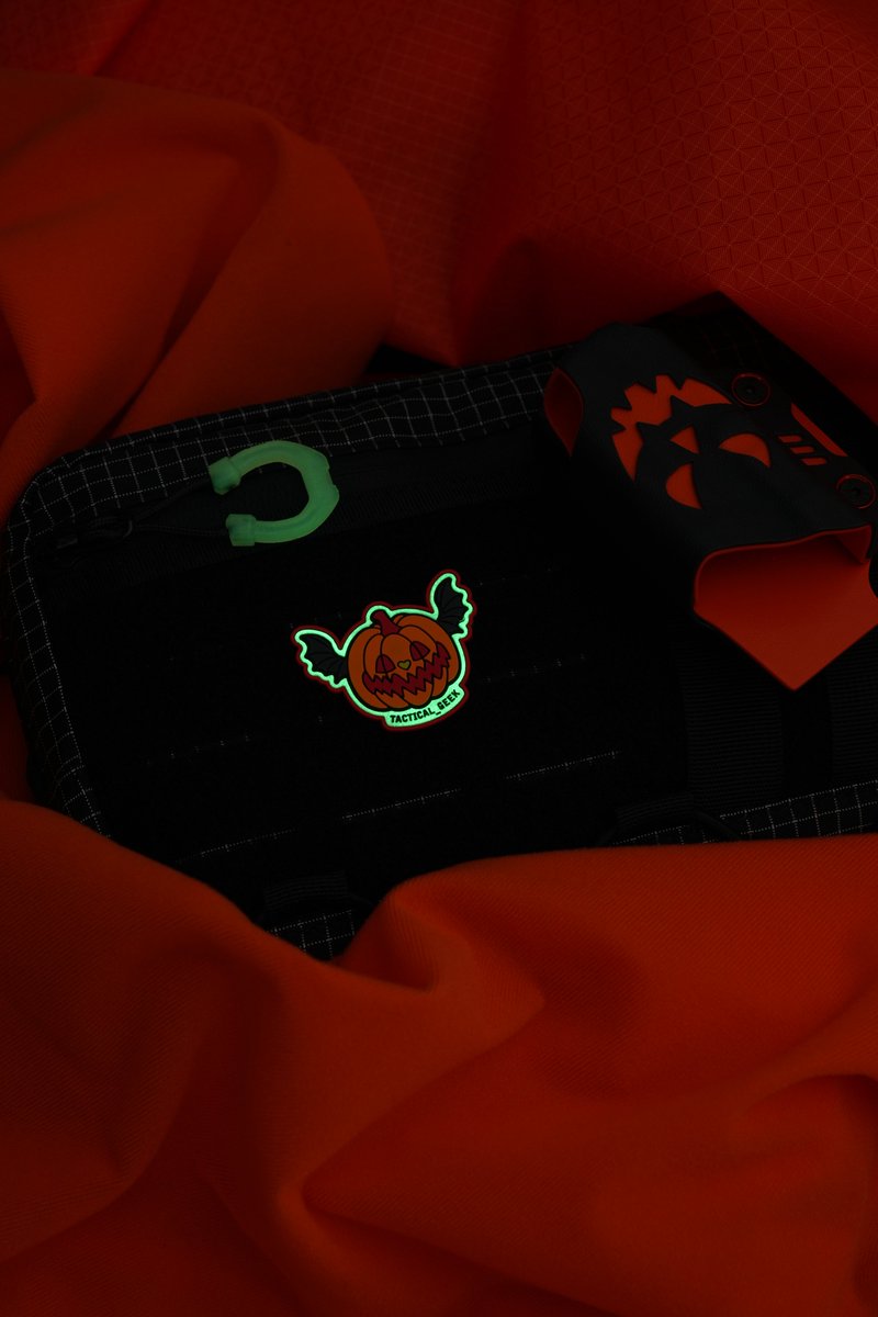 tacticalgeekedc's tweet photo. 🎃✨Halloween-themed hook-and-loop patch with a glow-in-the-dark effect. A little spooky, a lot of fun.  #tacticalgeek #edc #everydaycarry #dailycarry #edcgear https://t.co/es2jCX3vWE